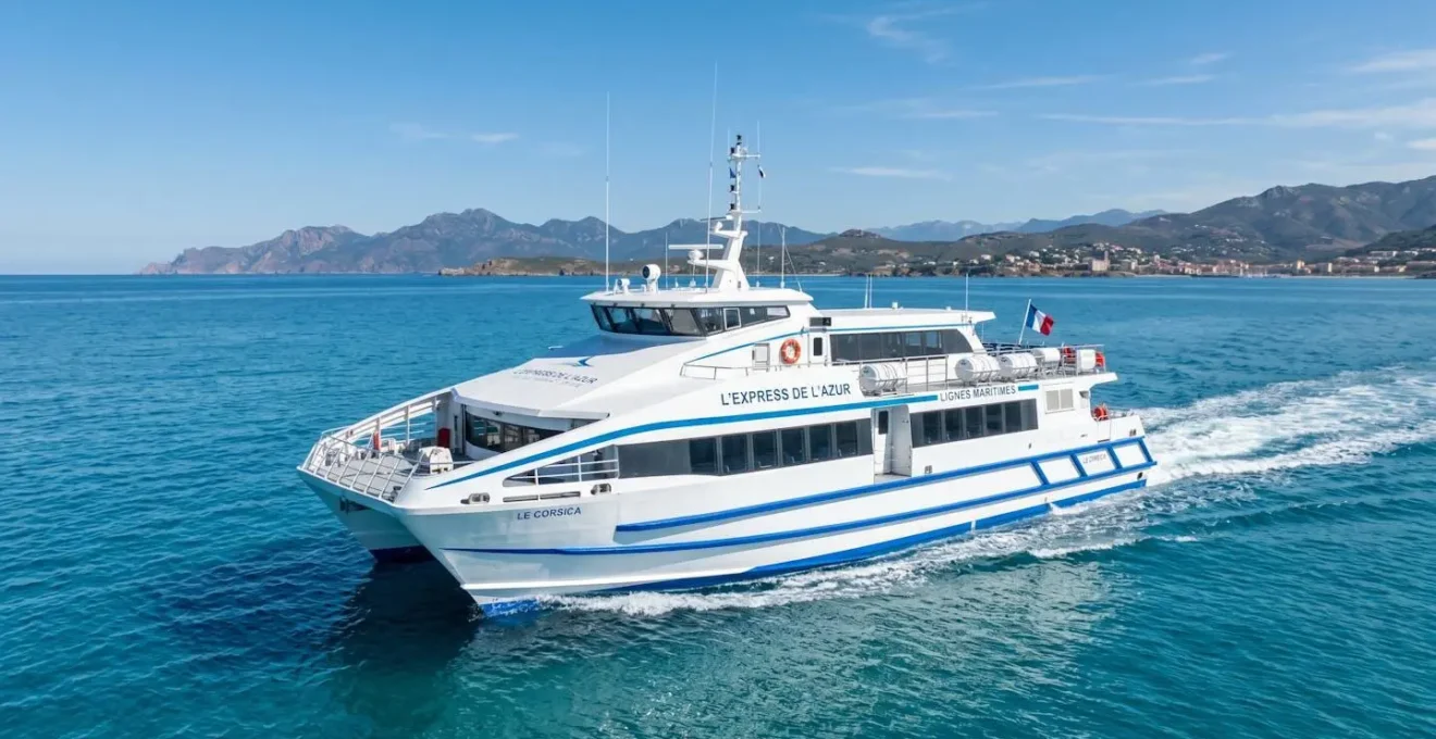 Un ferry à grande vitesse navigue sur une mer Méditerranée calme sous un ciel bleu lumineux